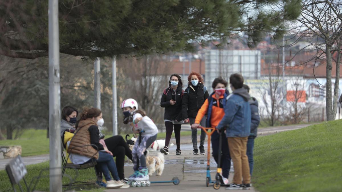 Viandantes en el primer día de cierre perimetral de Gijón