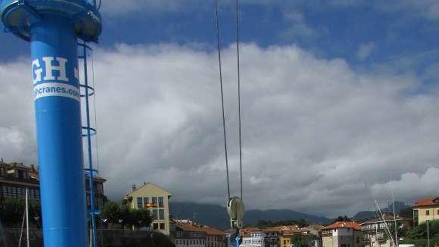 Miembros del club marítimo, ayer, preparando la grúa.