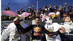 Augusto Fernández celebra su título de Moto2 en Cheste