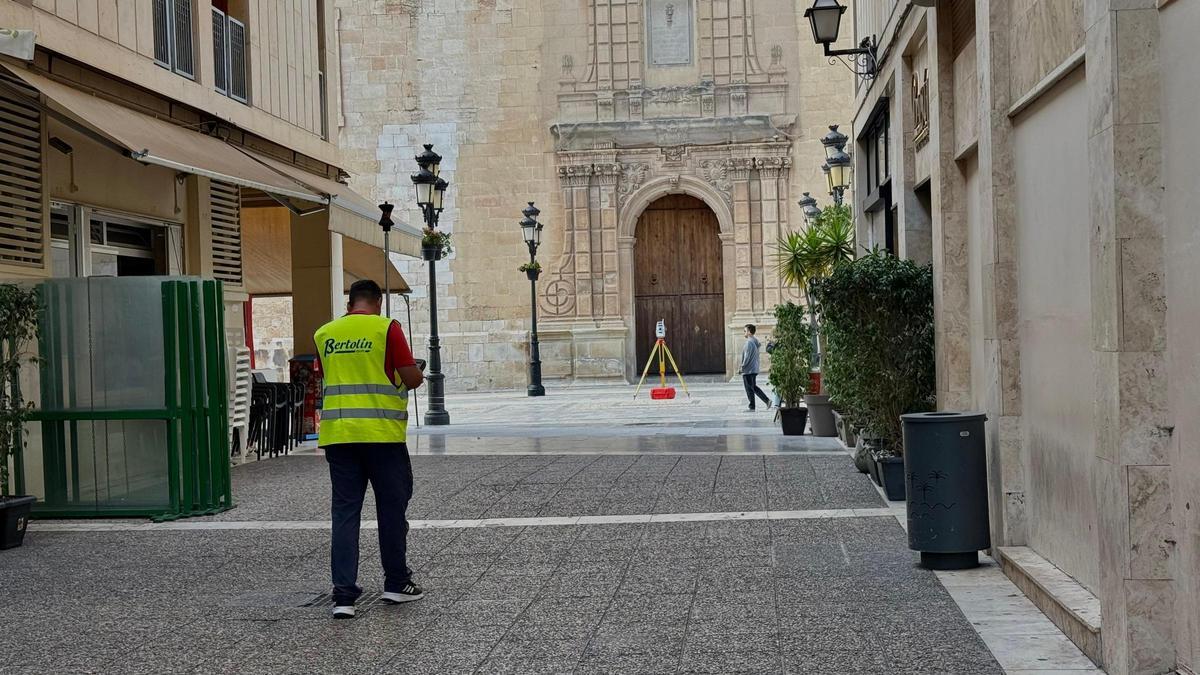 Mediciones topográficas a los pies de Santa María en Elche