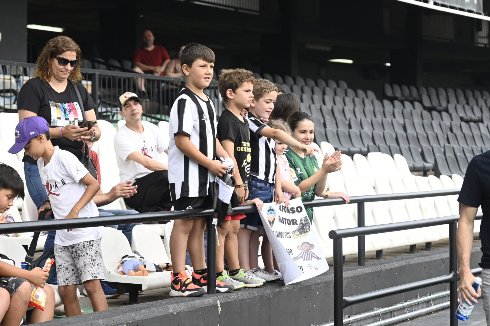 Galería de fotos: La afición lleva en volandas al CD Castellón