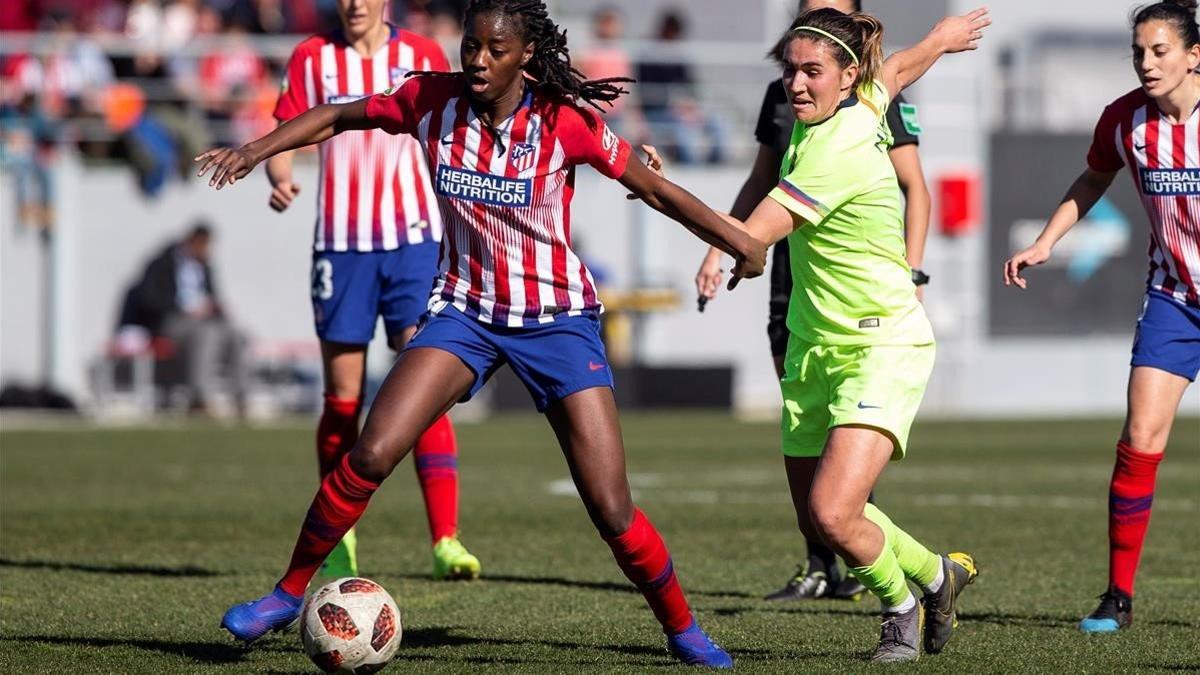 Aissatou Tounkara, del Atlético de Madrid, pelea un balón perseguida por la azulgrana Mariona Caldentey, el 17 de febrero del 2019