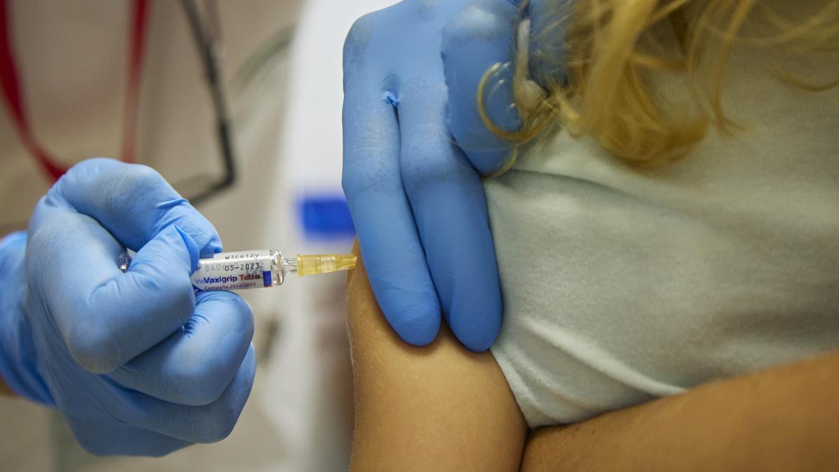Una mujer recibe una vacuna.