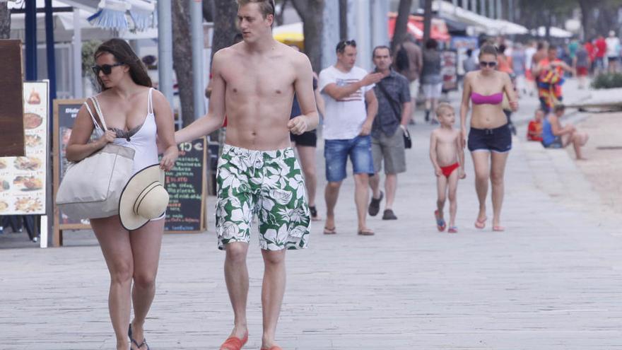 Turistes passejant ahir a la tarda pel passeig Marítim de Platja d&#039;Aro · Marc Martí