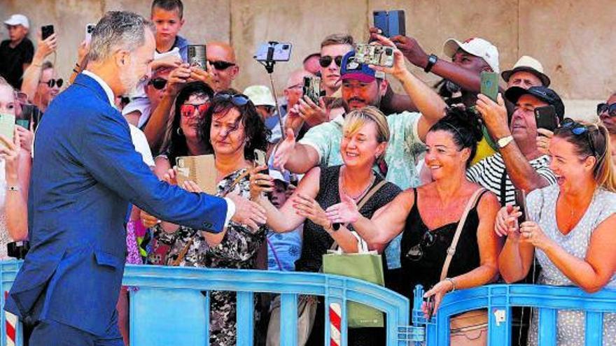 El jefe del Estado saludó a los ciudadanos que esperaban a las puertas de la Almudaina. | EFE/CATI CLADERA