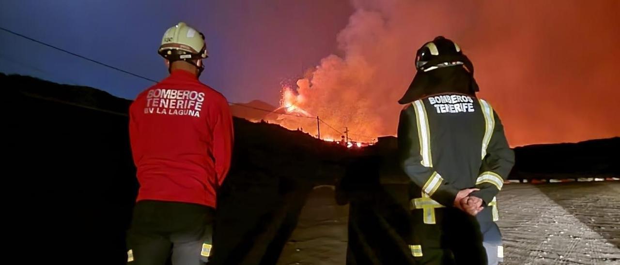 Bomberos del Consorcio de Tenerife en La Palma.