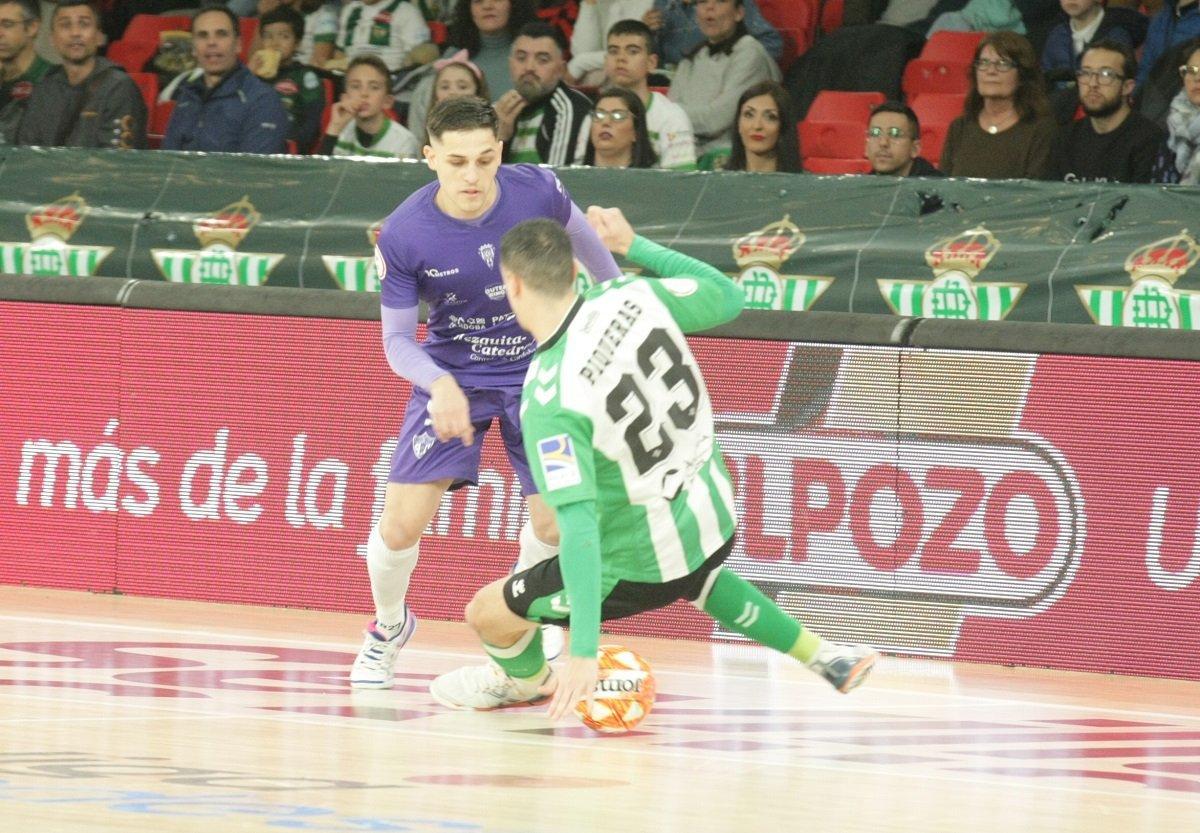 Álex Viana regatea al bético Piqueras en el Palacio San Pablo de Sevilla.