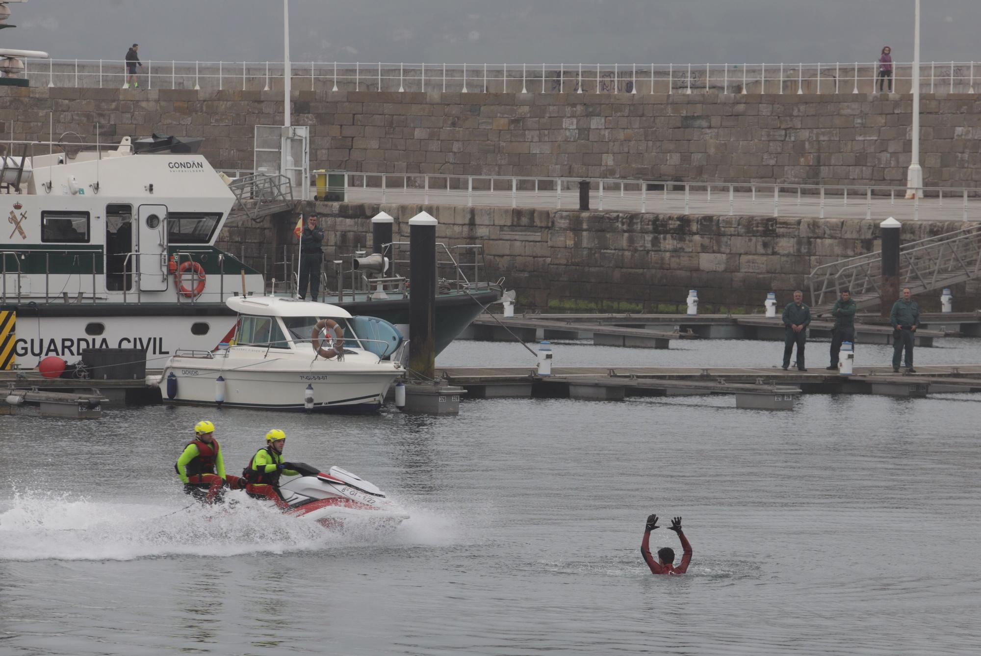 En imágenes: Jornada náutica con deporte y simulacro de rescate en el puerto deportivo de Gijón