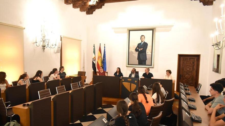 Video | Alumnos de Erasmus franceses y de Plasencia visitan el corazón de la Diputación de Cáceres