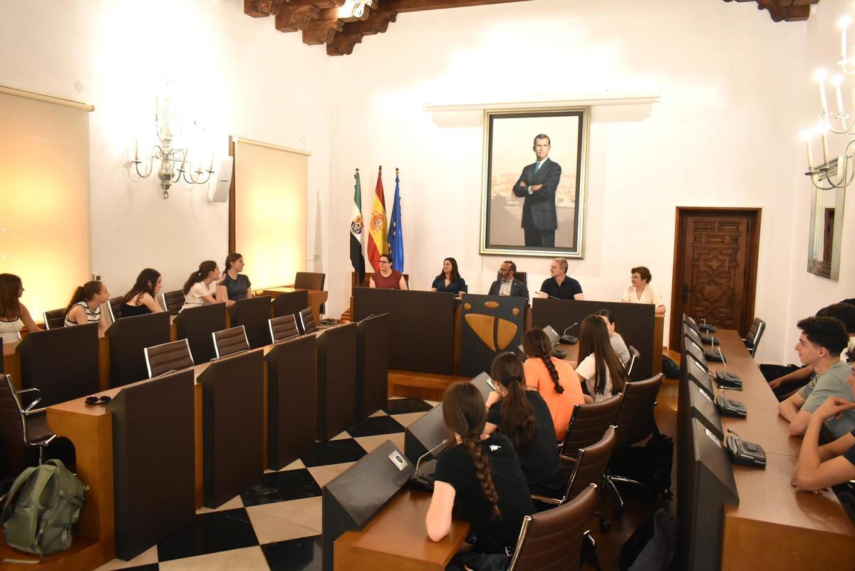 Galería | Alumnos franceses y placentinos de Erasmus visitan la Diputación de Cáceres