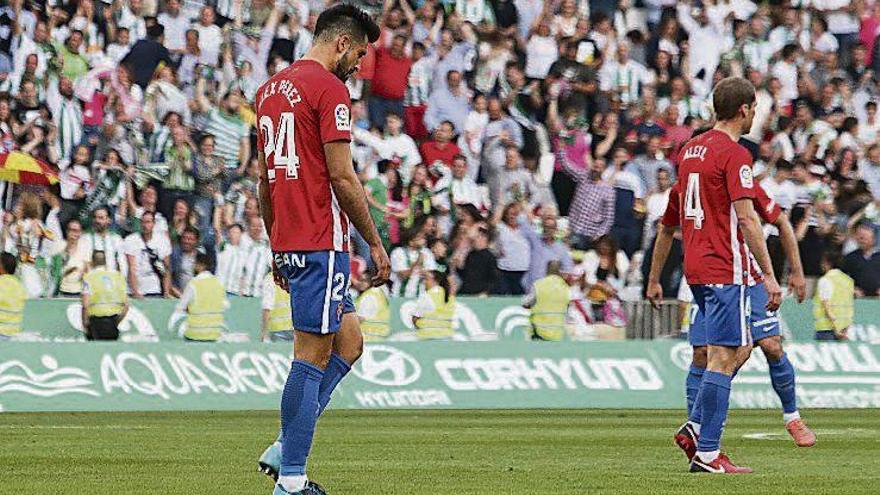 Álex Pérez se lamenta tras un tanto del Córdoba.