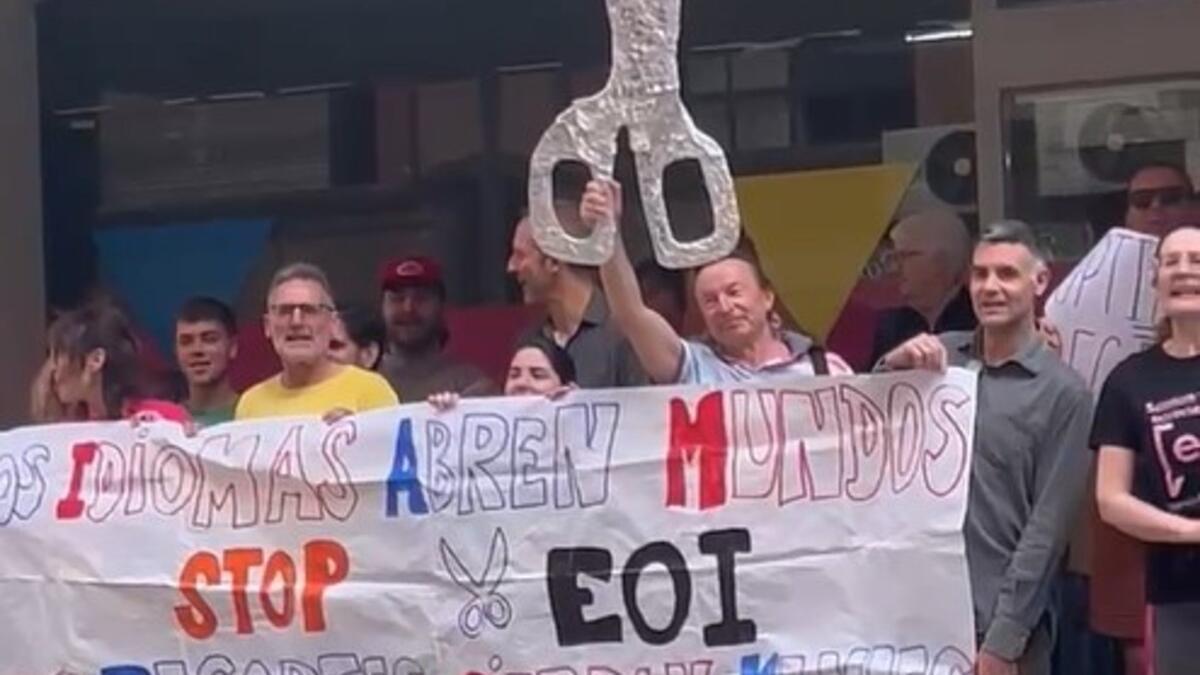 Protesta en la Escuela Oficial de Idiomas de Alicante por los recortes de Educación para el próximo curso