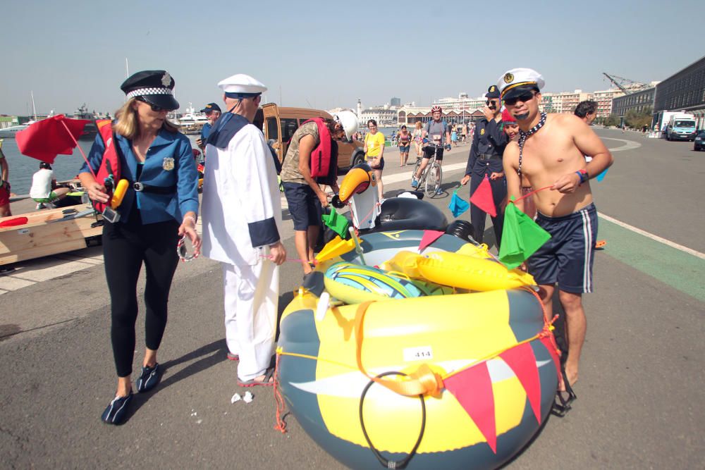 Regata de barcos locos en La Marina de València