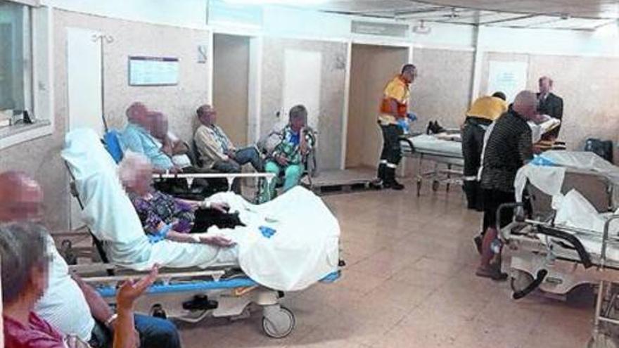 Trece pacientes de Bellvitge se atrincheran en sus camas, pendientes de cierre