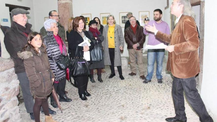 Fernando Beltrán, a la derecha, al inicio de la visita al Aula de las Metáforas, ayer, en Grado.