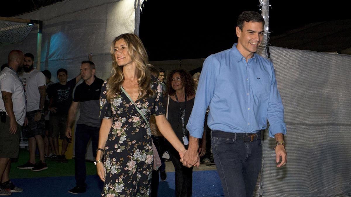 El presidente del Gobierno, Pedro Sánchez, y su esposa, Begoña Gómez, en el festival de Benicassim, en Castellón, este viernes por la noche.