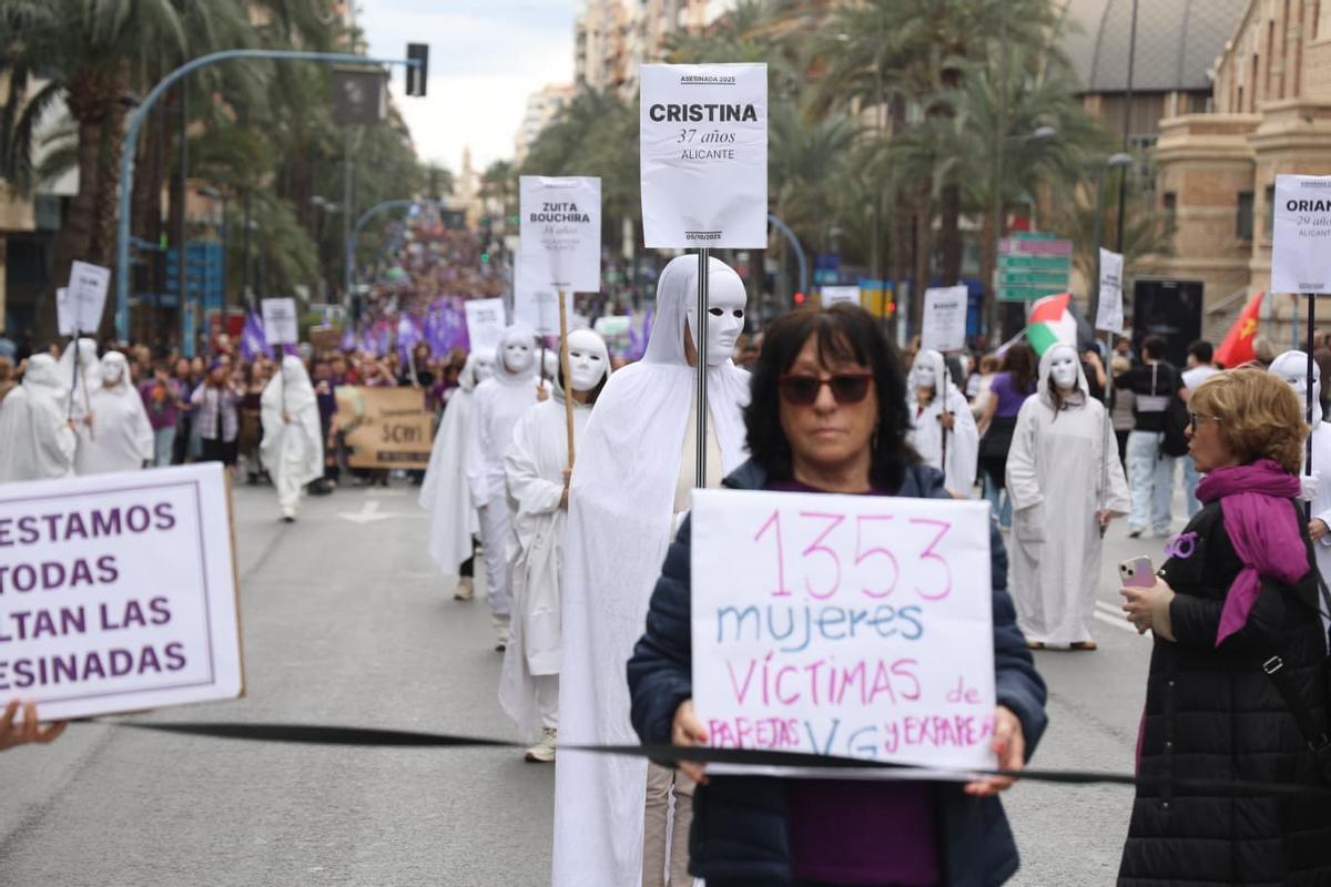 La multitudinaria marcha feminista en Alicante por el 8M, en imágenes