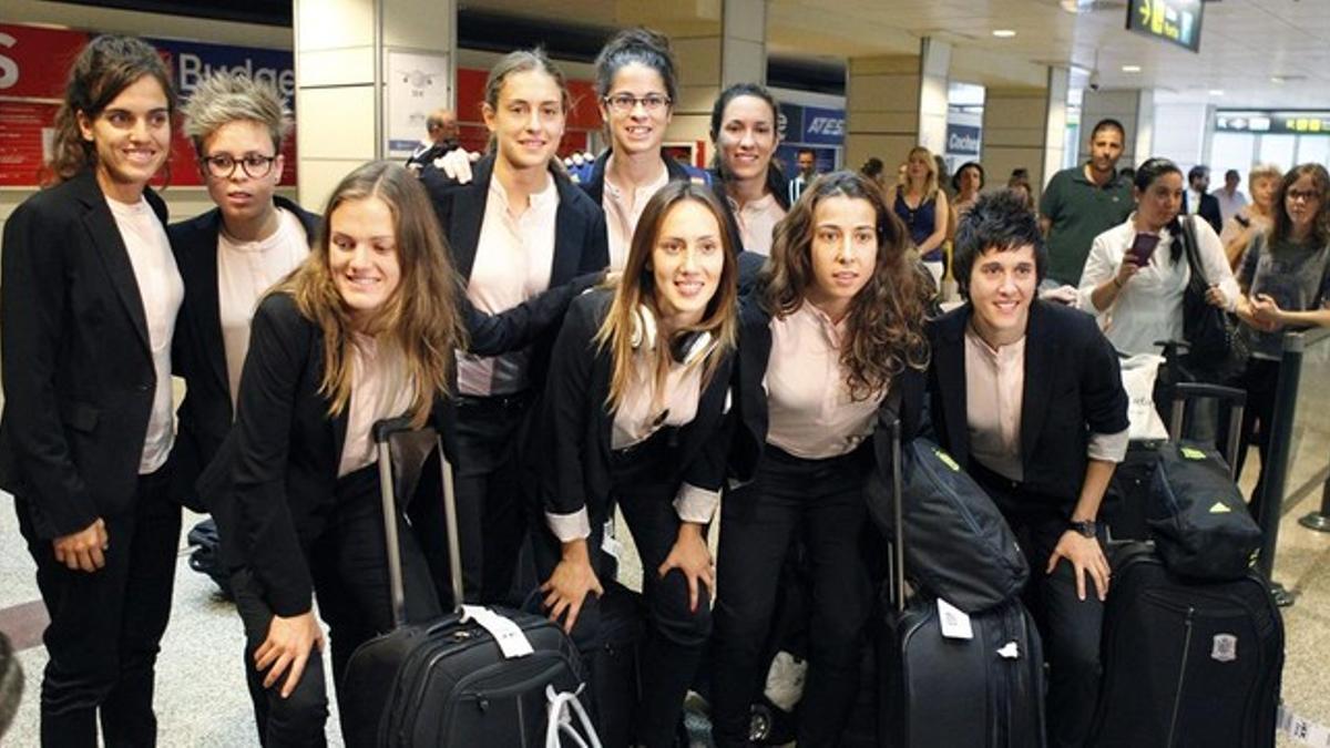 Las jugadoras de la selección española de fútbol se fotografían a su llegada al aeropuerto de Barajas.