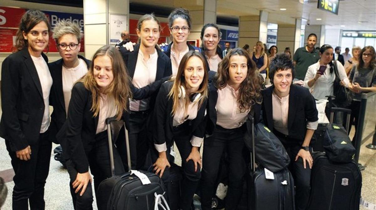 Les jugadores de la selecció espanyola de futbol es fotografien a l’arribar a l’aeroport de Barajas. Les jugadores de la selecció espanyola de futbol es fotografien a l’arribar a l’aeroport de Barajas.