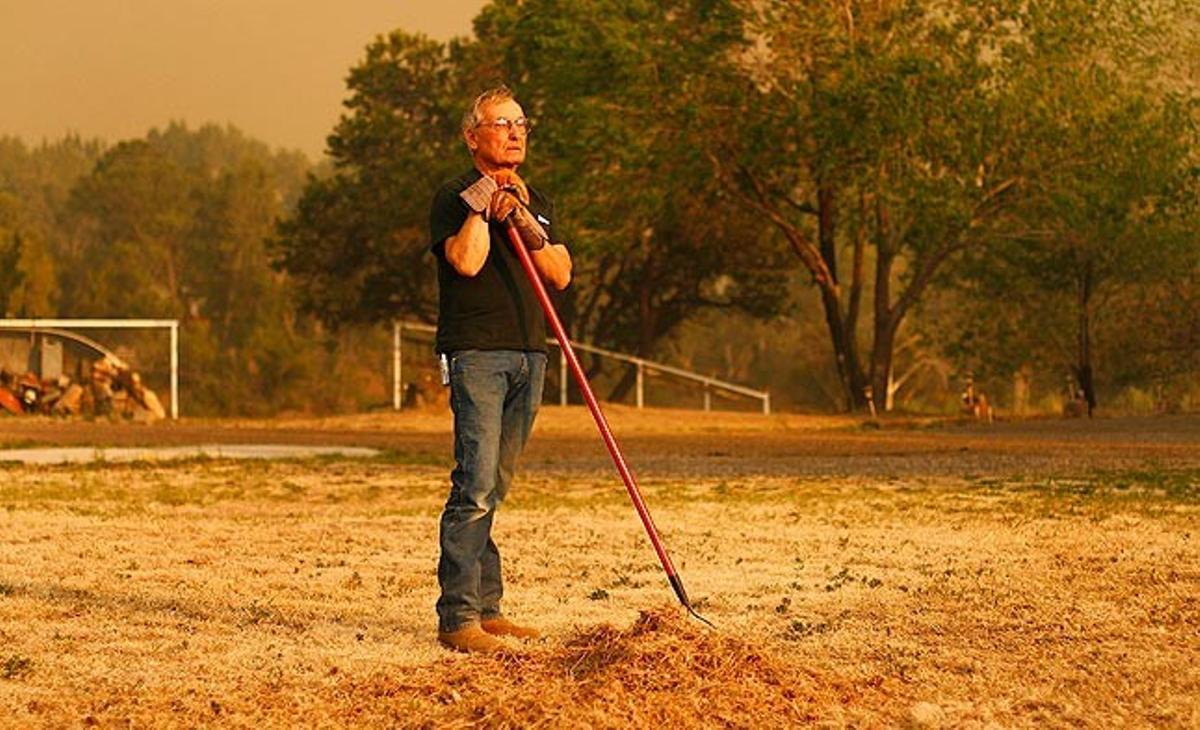 El nord-americà Wayne Lutz descansa aquest dimarts després d’eliminar l’herba seca de casa seva, a la ciutat d’Eagar (Arizona), amb el fi de protegir-la dels grans incendis que s’estan produint a pocs quilòmetres. Els incendis que es van iniciar a l’est d’Arizona el 29 de maig passat ja han arrasat 126.000 hectàrees i han obligat 3.000 persones a abandonar les seves cases. De moment, és el segon incendi més gran de la història d’aquest estat.