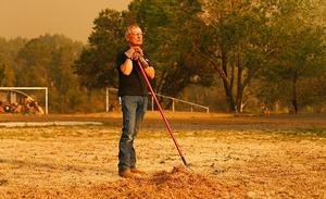 El nord-americà Wayne Lutz descansa aquest dimarts després d’eliminar l’herba seca de casa seva, a la ciutat d’Eagar (Arizona), amb el fi de protegir-la dels grans incendis que s’estan produint a pocs quilòmetres. Els incendis que es van iniciar a l’est d’Arizona el 29 de maig passat ja han arrasat 126.000 hectàrees i han obligat 3.000 persones a abandonar les seves cases. De moment, és el segon incendi més gran de la història d’aquest estat.