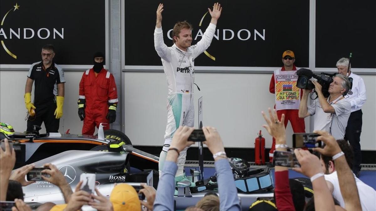 Nico Rosberg celebra su victoria en Bakú.