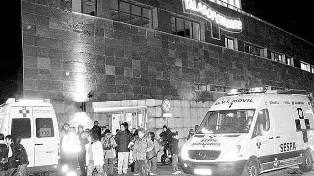 Los efectivos de emergencias, con los afectados, a las puertas de Talasoponiente.