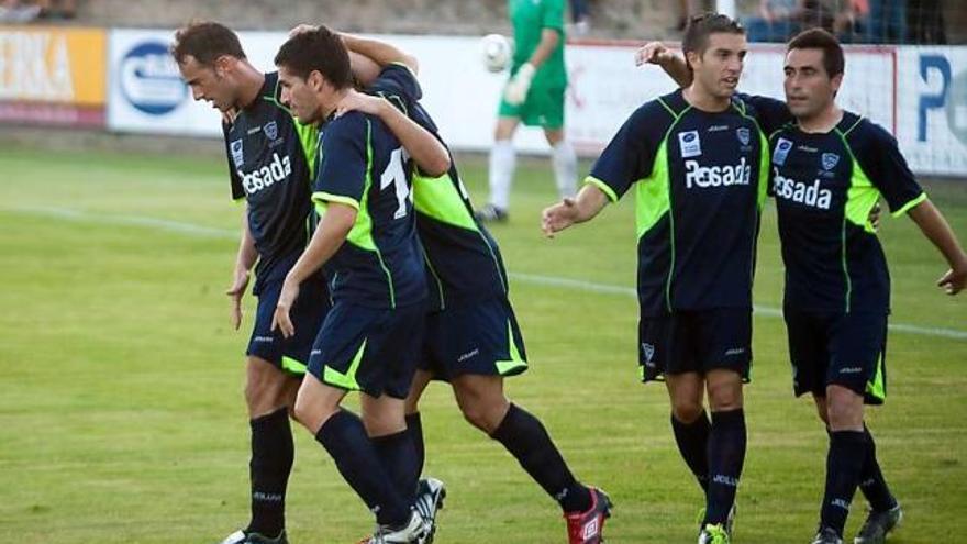 Por la izquierda, Miki, Hermes, Titi y Villanueva celebran un gol en Miramar, en Mareo sólo estarán los dos primeros.