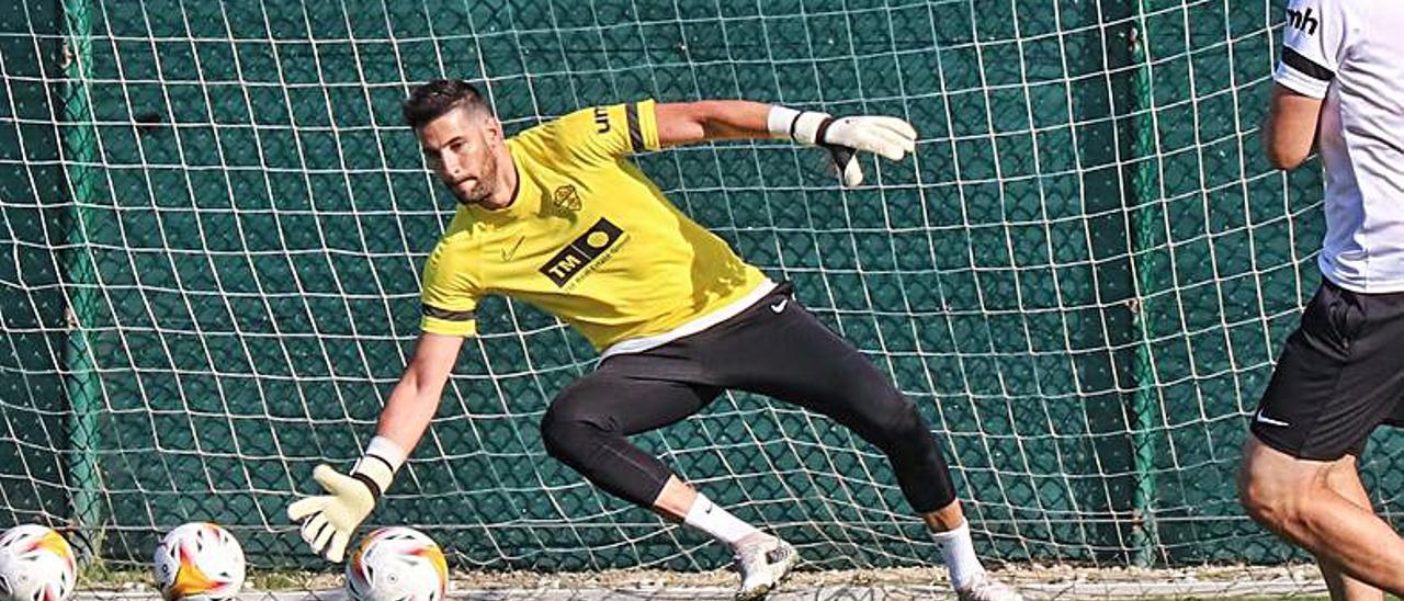 Kiko Casilla durante la sesión vespertina. | TONY SEVILLA