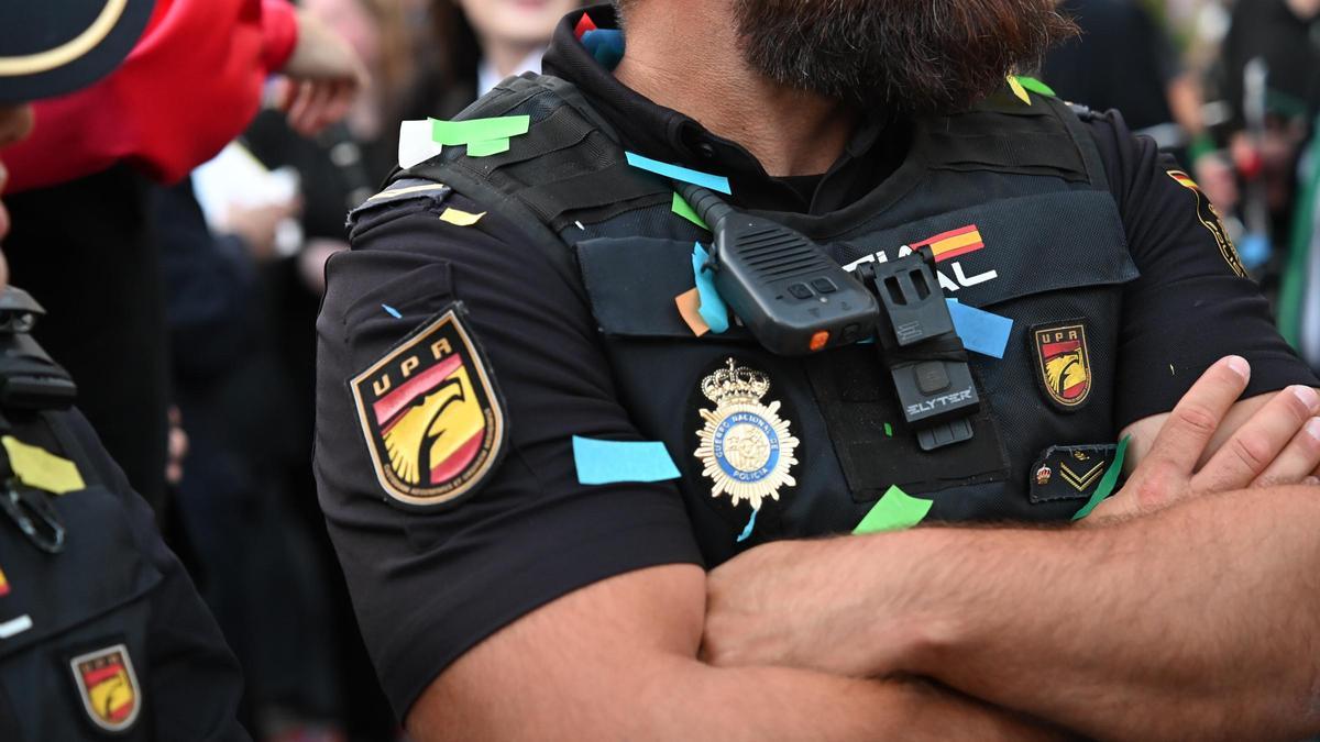 Un agente de Policía Nacional durante las Fiestas de Moros y Cristianos de Elda del año pasado.