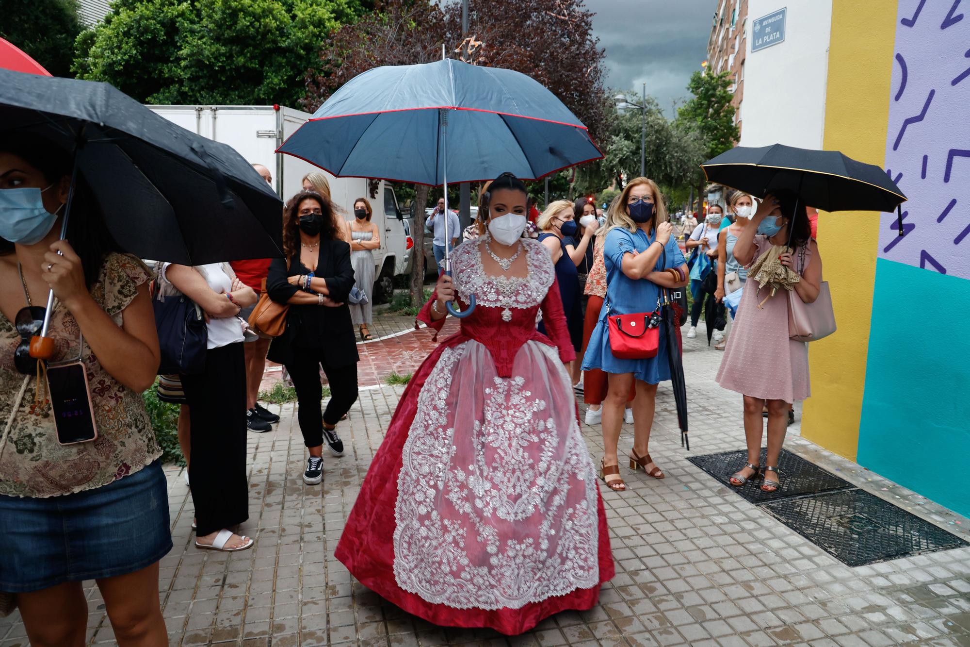 La lluvia irrumpe en la presentación de las candidatas a Falleras Mayores de València 2022