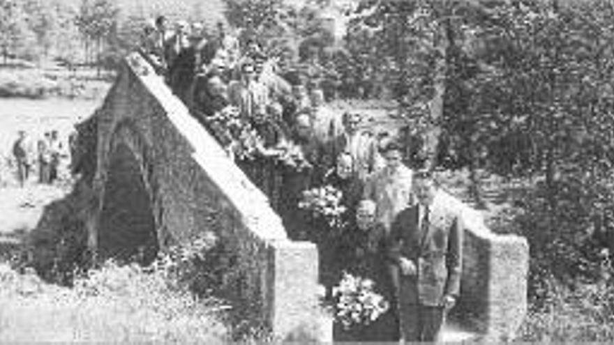 La comitiva de la festa de la vellesa sobre el pont (1951).