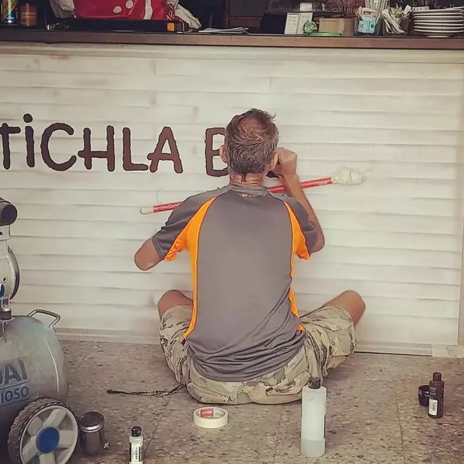 Pau Pérez, dibujante y aerografista en la playa de Arinaga