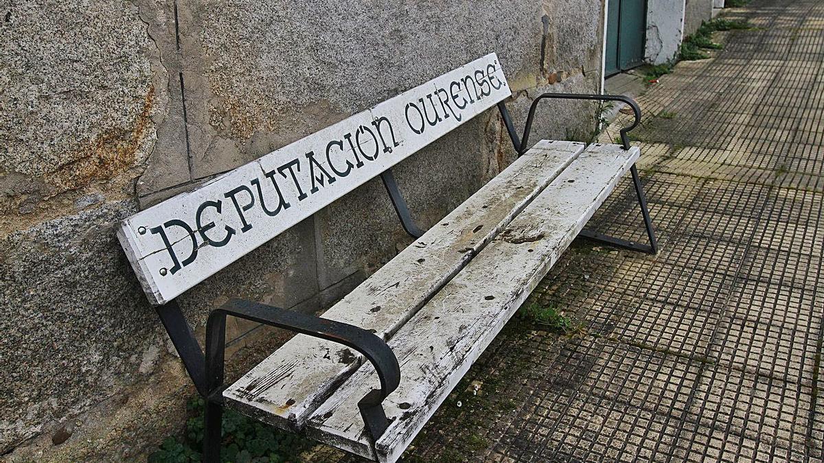 Uno de los antiguos bancos que instalaba la Diputación por toda la provincia. |   // IÑAKI OSORIO