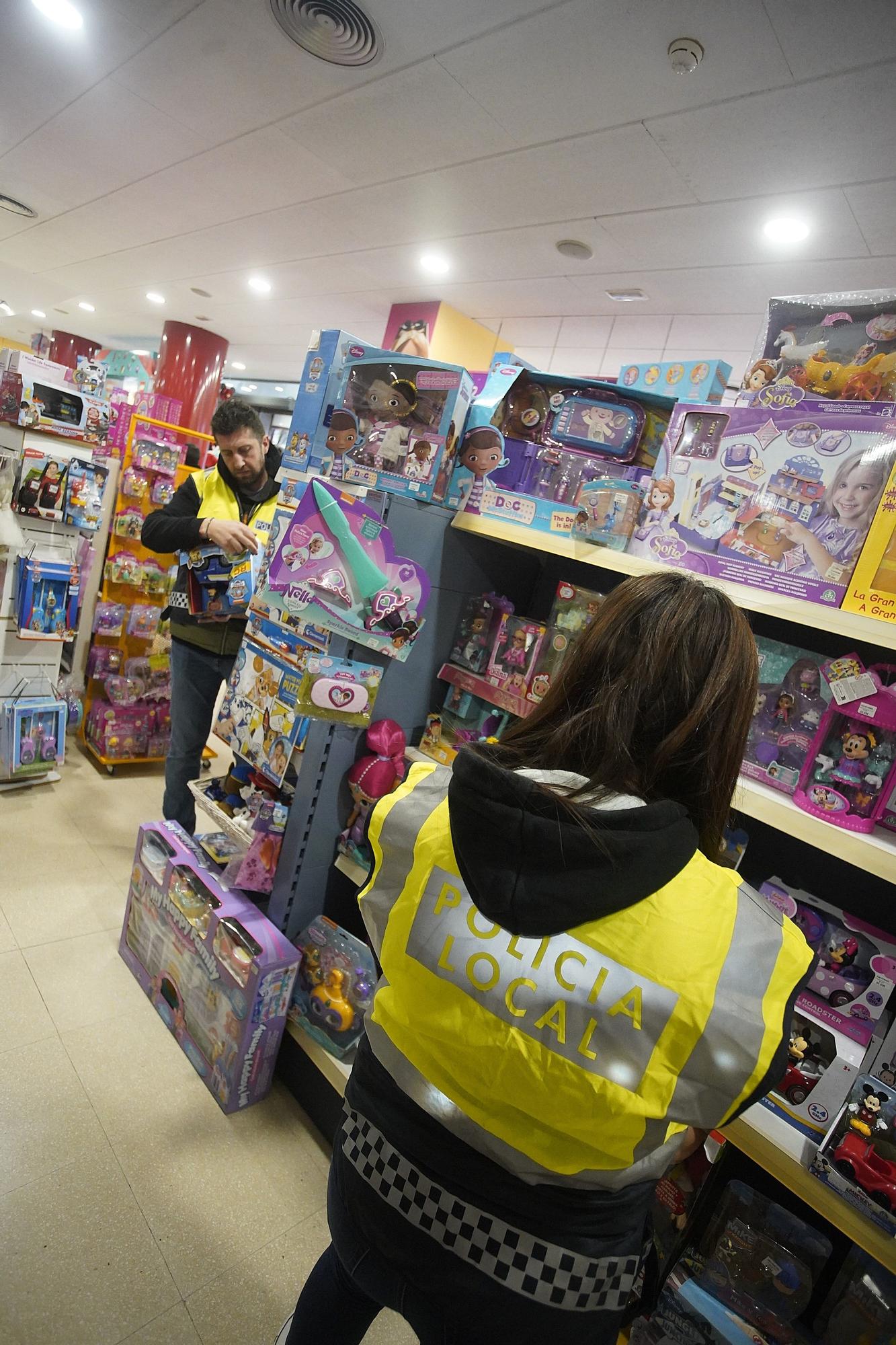 La Policia Municipal de Girona inspecciona una quinzena de botigues en la nova edició de la campanya «Joguina segura»