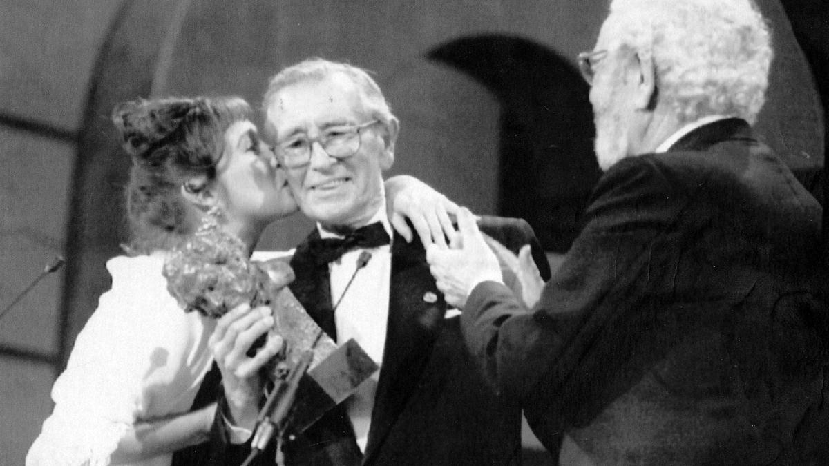 Jose María Forqué recibió el Goya de honor 1994 de manos de su hija, Verónica Forqué.