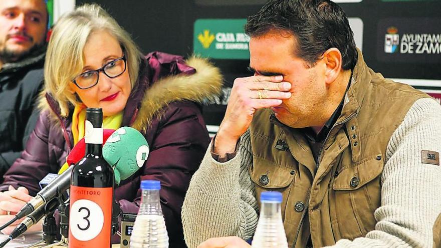 El entrenador rompe a llorar al recordar el cariño de todo el club.