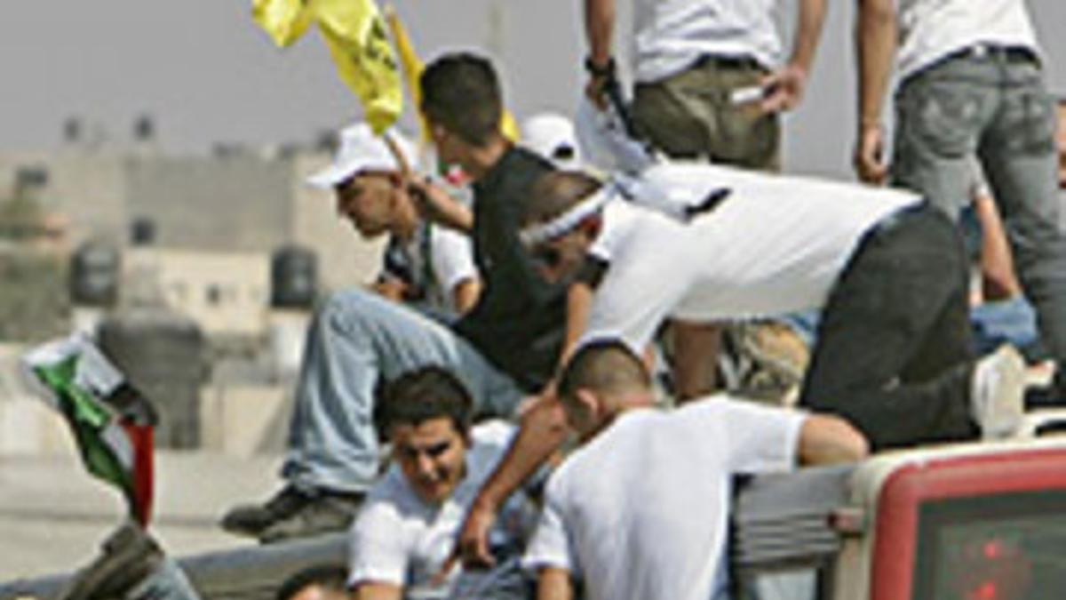 Los palestinos liberados durante su llegada a territorio palestino.