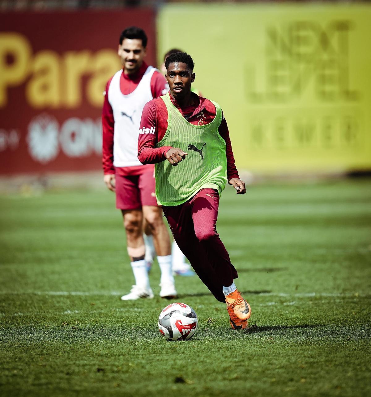 Asprilla, en un entrenament amb el Galatasaray.