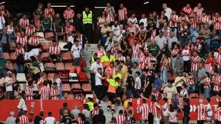 El partido del Sporting se para y una aficionada termina evacuada en El Molinón