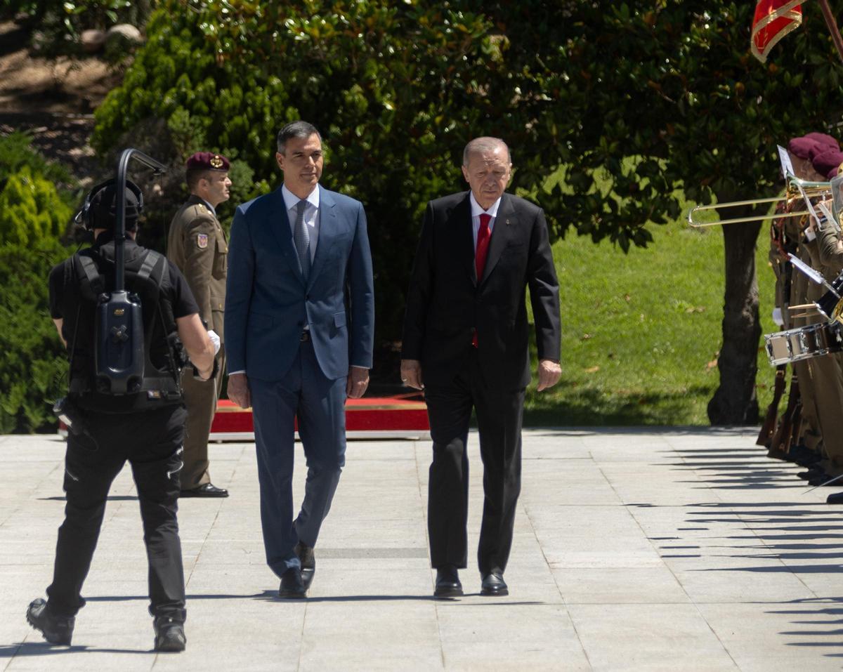 Sánchez recibe con honores a Erdogan en La Moncloa