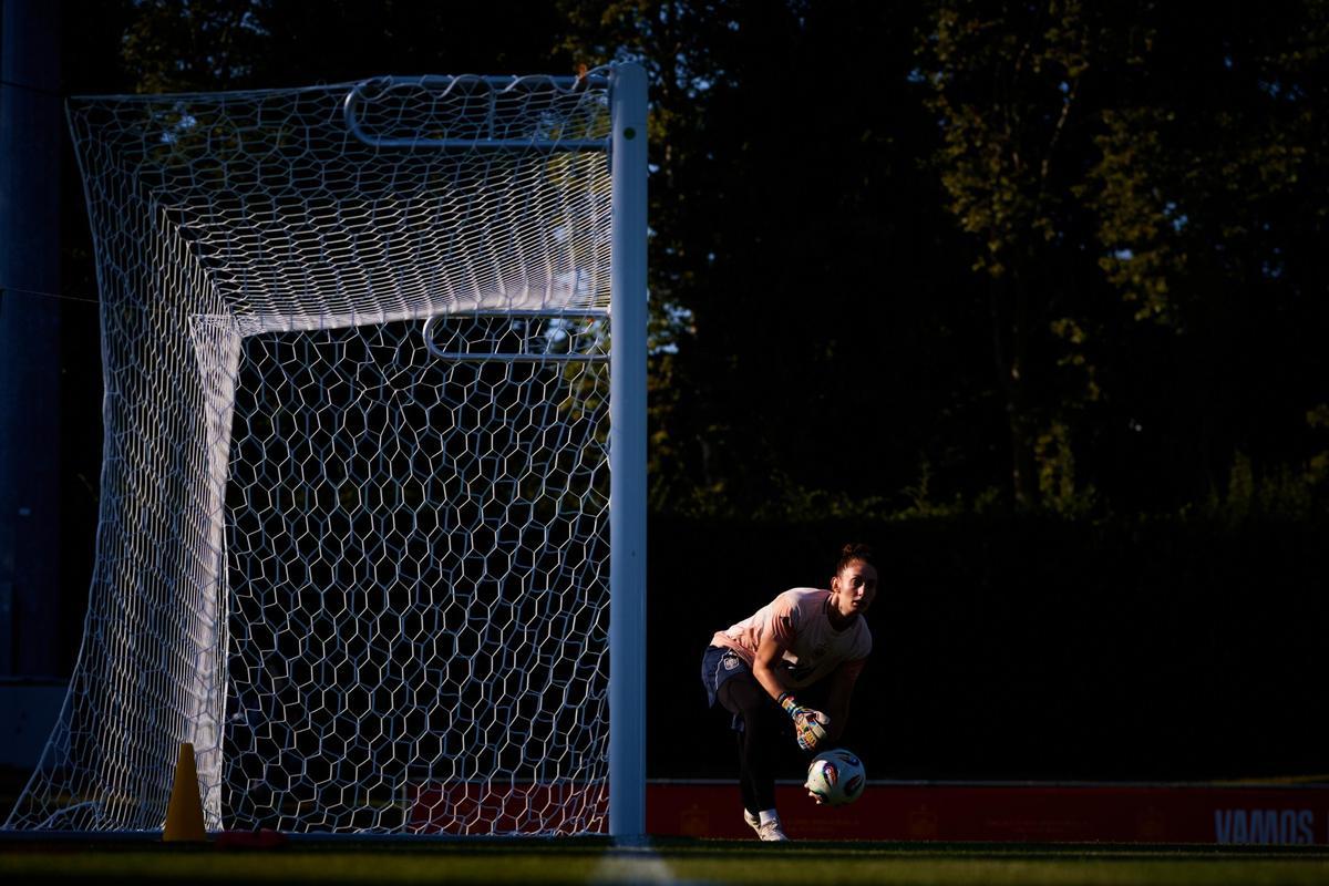 Adriana Nanclares durante un entreno con la selección