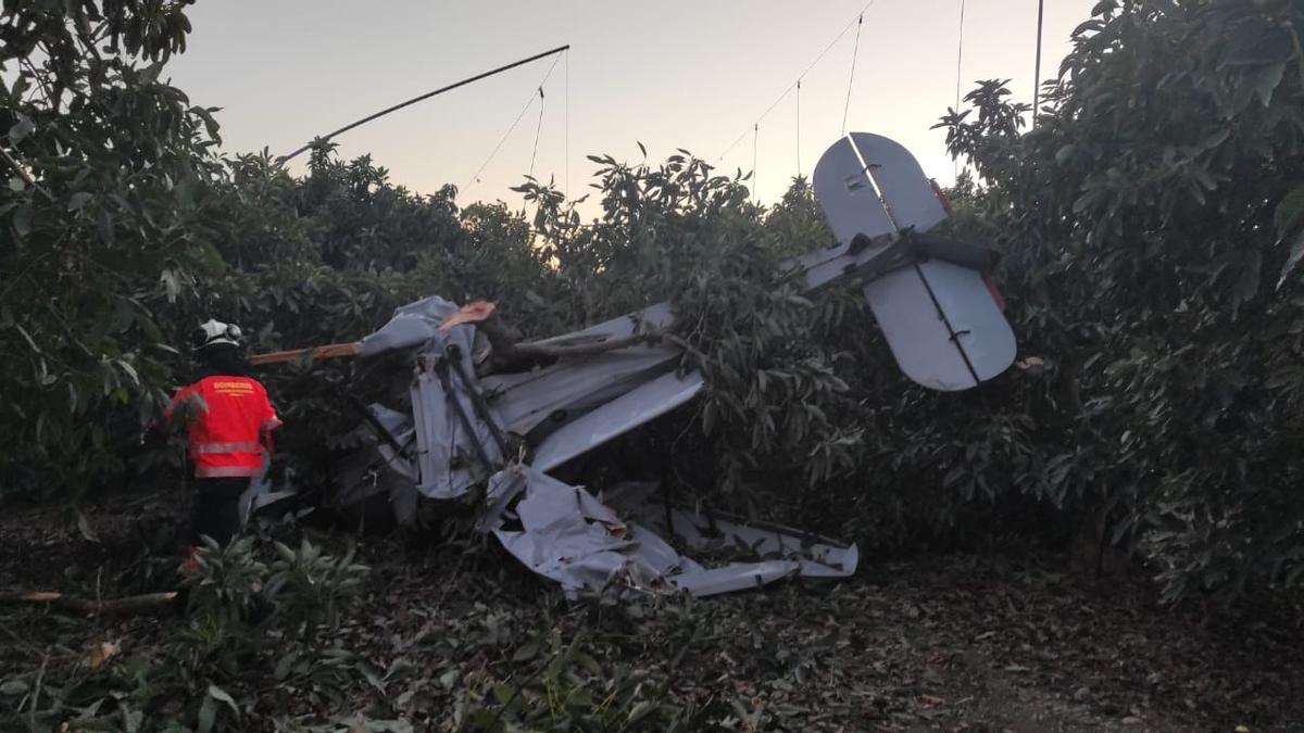 La avioneta, destrozada tras el impacto.