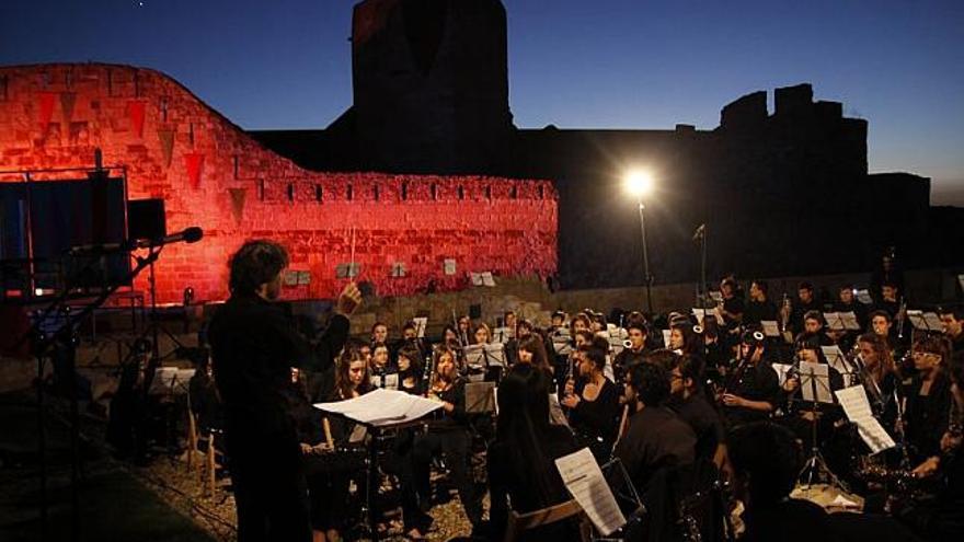 La Banda de Música de Zamora ambientó la representación.