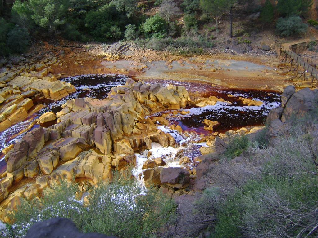 Muy cerca del pueblo se encuentra el famoso Río Tinto.