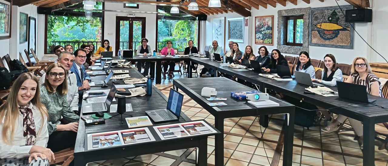 Primera sesión de trabajo en la Casa Entre os Ríos, de A Pobra.