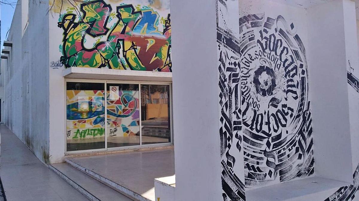 Murales en el exterior del Casal de Joves de Formentera.