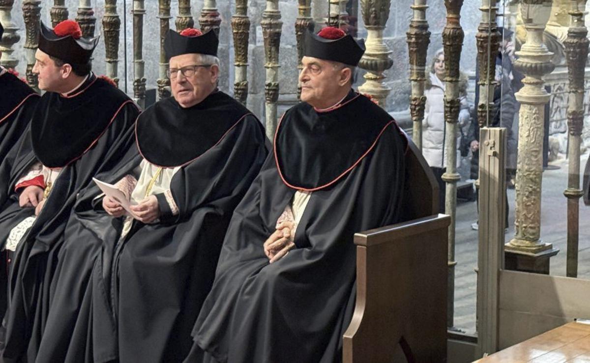 El deán saliente, José Pérez, y el nuevo presidente del cabildo, Mirón. | IÑAKI OSORIO