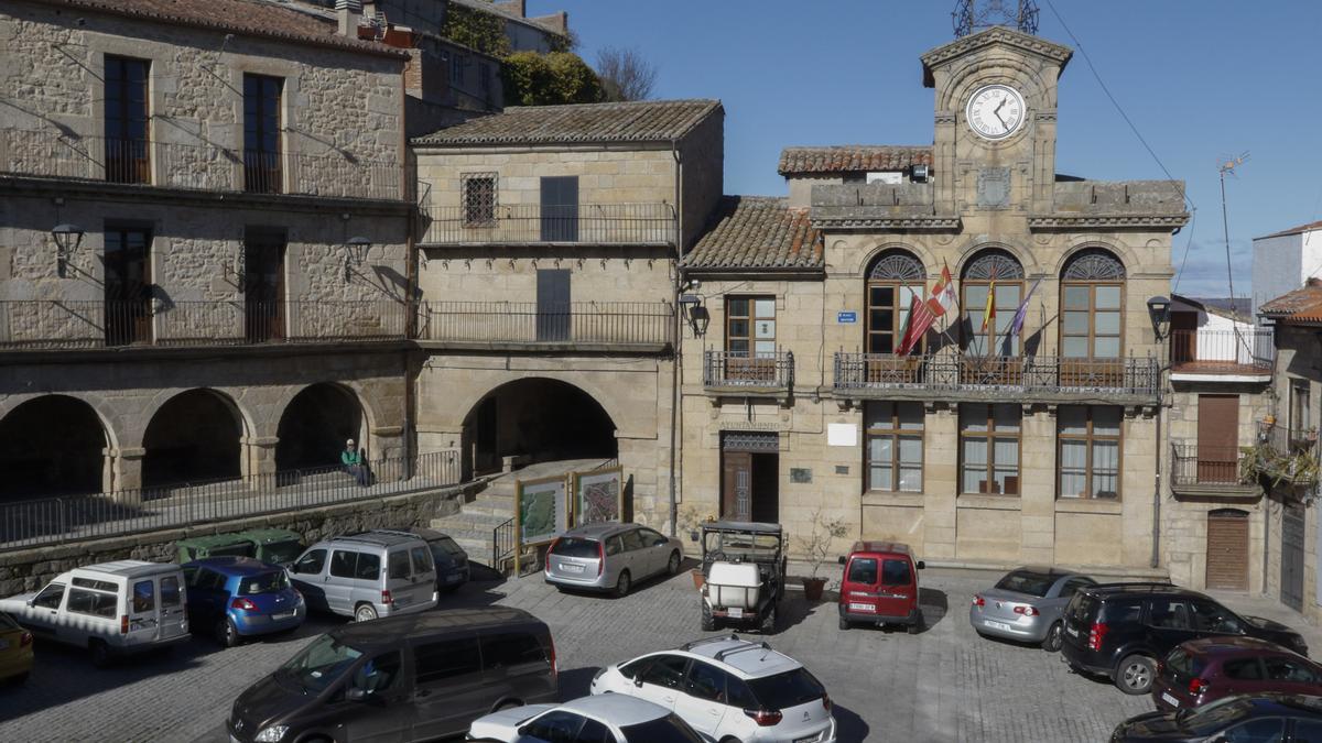 Plaza Mayor y Ayuntamiento de Fermoselle.