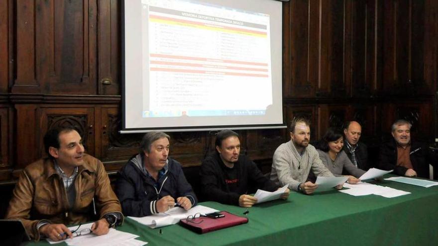 La directiva del Pozo Sotón, en la asamblea de socios celebrada ayer, en el colegio Lastra.